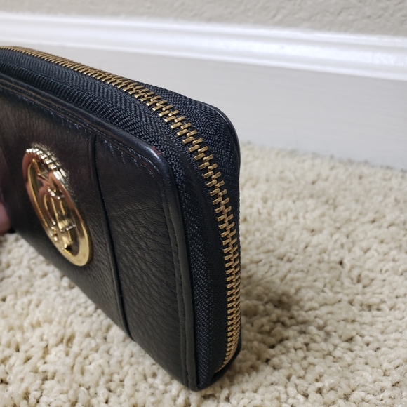 Juicy Couture - Black Wristlet "JC" Gold Hardware - Wallet - Picture 3 of 7